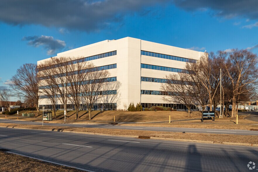 More Photos Of 100 Quentin Roosevelt Blvd, Garden City Office For Lease