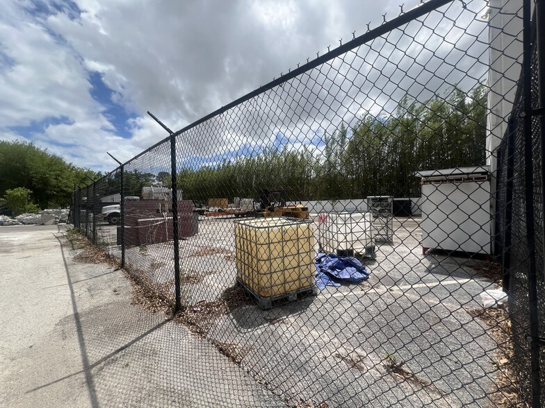 More Photos Of 7704 W Hillsborough Ave, Tampa Warehouse For Lease