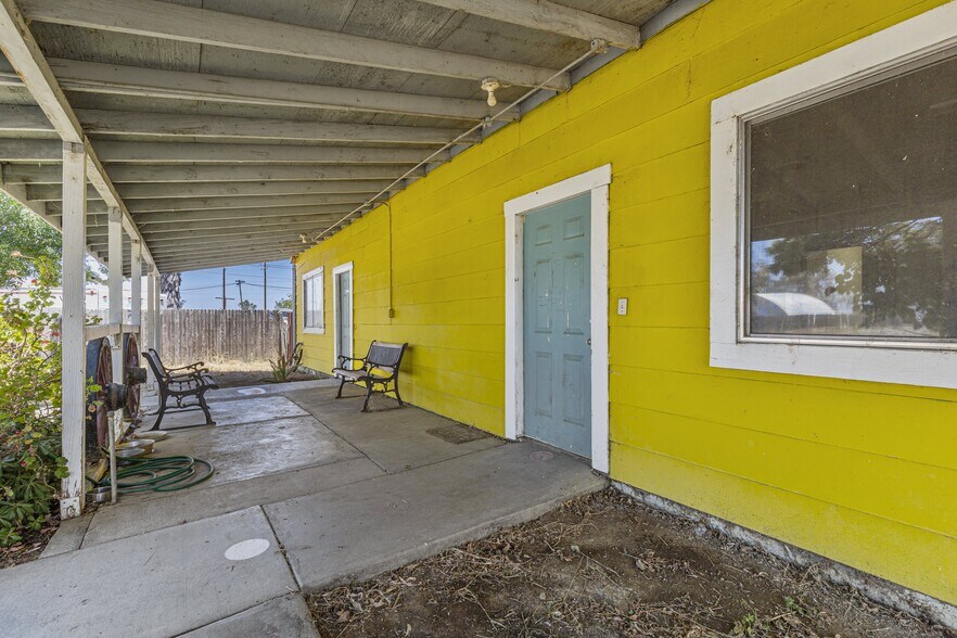 More Photos Of 245 N 7th St, Williams Light Distribution For Sale