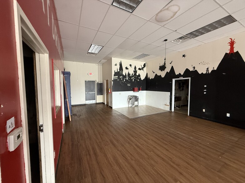 More Photos Of Armour, North Kansas City Unknown For Lease