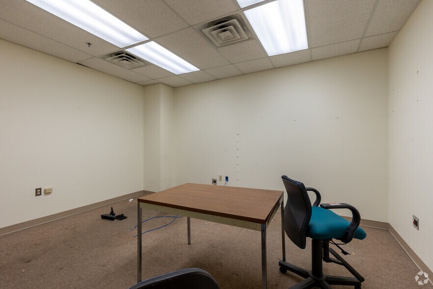 More Photos Of 110 E Warren Ave, Detroit Medical For Lease