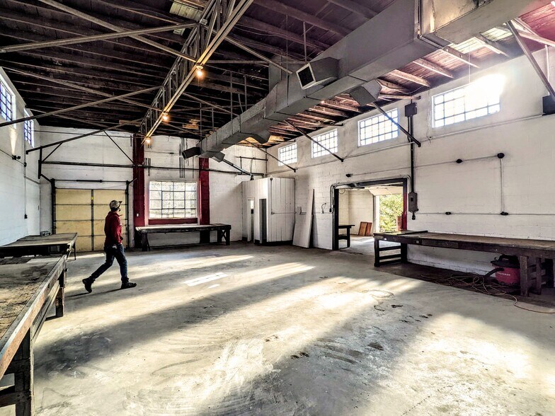 More Photos Of 2706 W 11th St, Little Rock Light Manufacturing For Sale