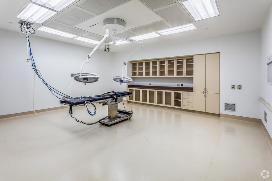 More Photos Of 2596 Interstate 55, Marion Medical For Sale