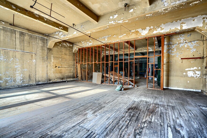 More Photos Of 414-416 E Baltimore St, Baltimore Bar For Sale