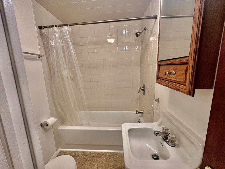 More Photos Of 3 Oakhill Dr, Halfmoon Flex For Sale