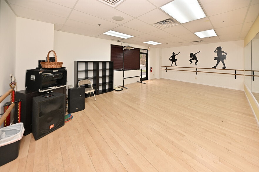 More Photos Of 60 Whitney Rd, Mahwah Warehouse For Lease