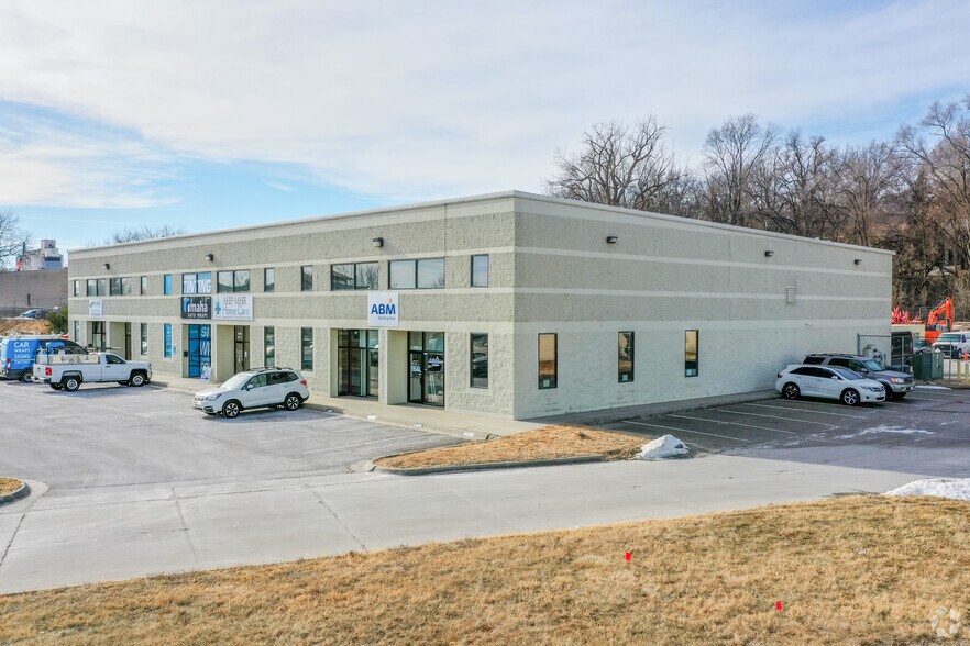 More Photos Of 5300-5310 S 73rd, Omaha Light Distribution For Lease