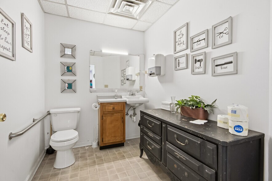 More Photos Of 411 Western Blvd, Jacksonville Medical For Lease