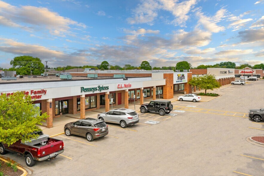 More Photos Of 1319-1413 Creston Park Dr, Janesville Storefront For Sale