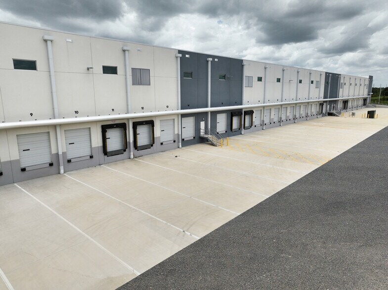 More Photos Of 5501 Lee Vista Blvd, Orlando Unknown For Lease