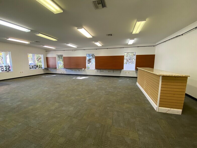 More Photos Of 208 S US-27 Hwy, Lady Lake General Retail For Lease