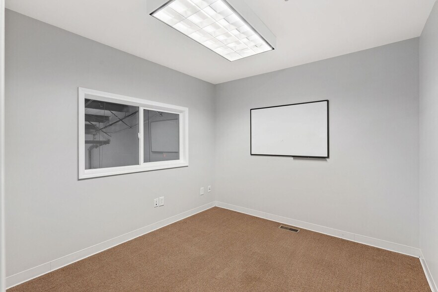 More Photos Of 4922 Port Royal Rd, Spring Hill Showroom For Lease