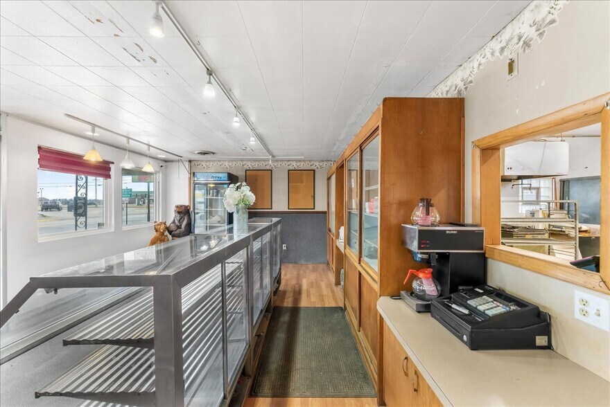 More Photos Of 118 Main St, Luxemburg Specialty For Sale