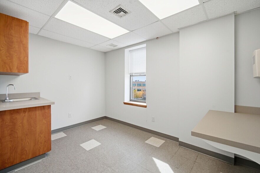 More Photos Of 222 Carew St, Springfield Medical For Lease