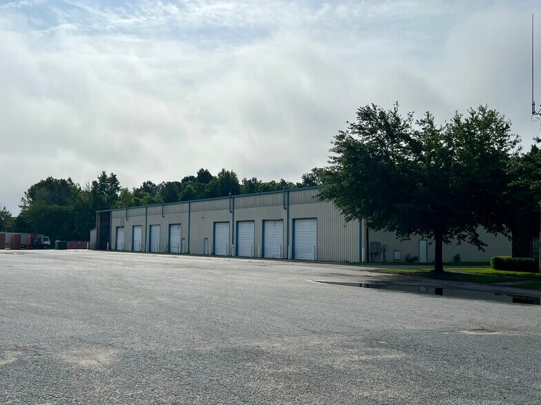 Primary Photo Of 456 Bourne Ave, Garden City Distribution For Lease