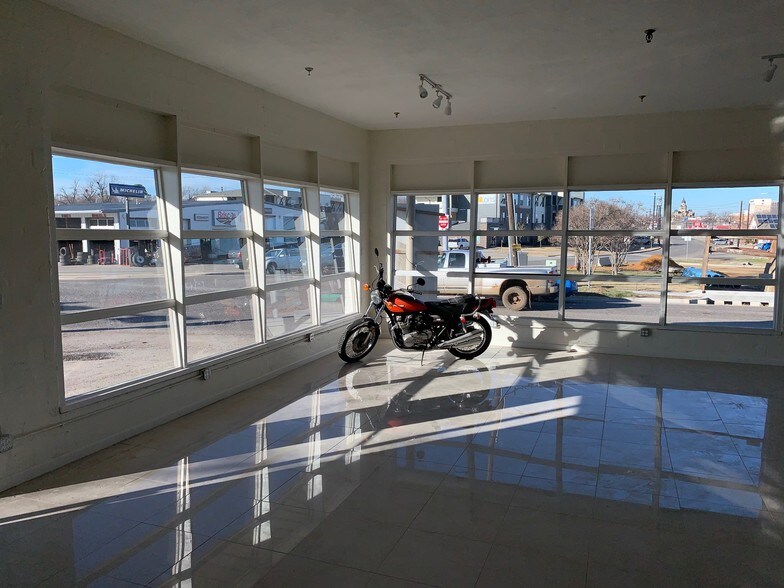 More Photos Of 201 Eagle Dr, Denton Storefront Retail Office For Sale