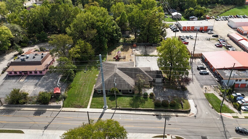 More Photos Of 525 W 17th St, Bloomington Office For Sale