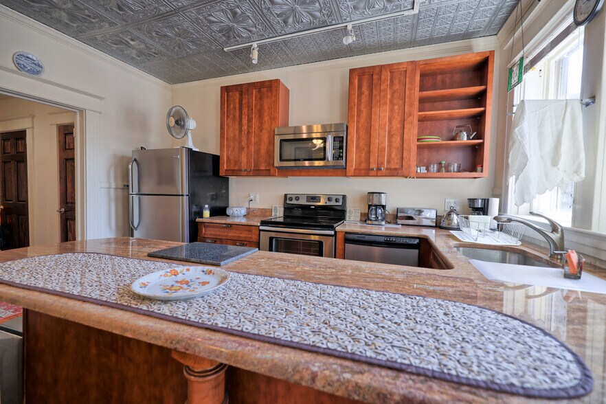 More Photos Of 511 Warren St, Hudson Storefront Retail Residential For Sale