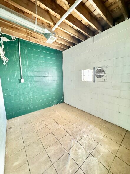 More Photos Of 2043 Minnesota st, Indianapolis Flex For Sale