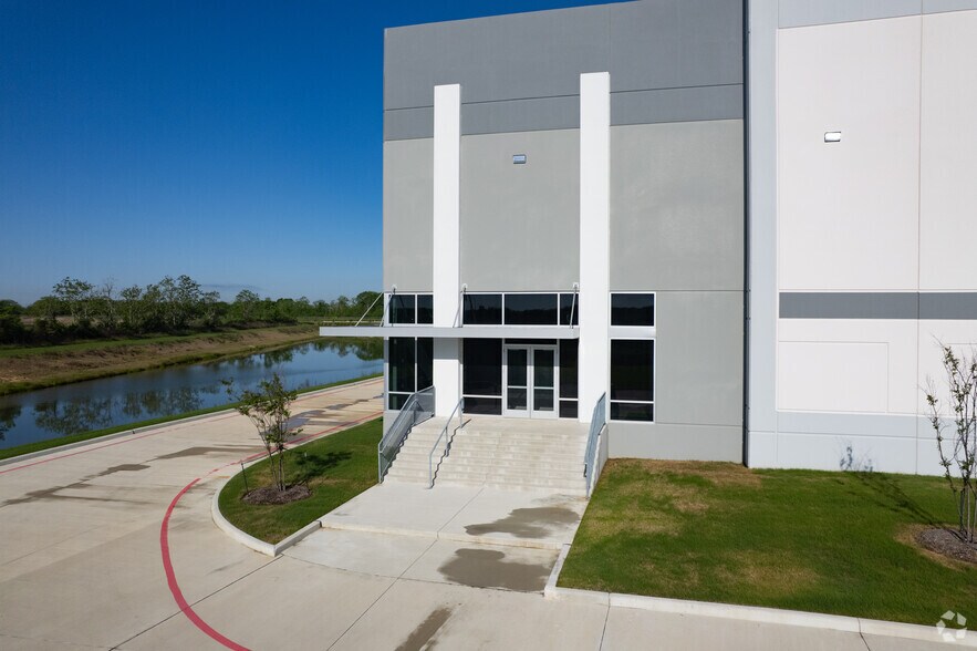 More Photos Of 3300 Kilgore Pky, Baytown Warehouse For Sale