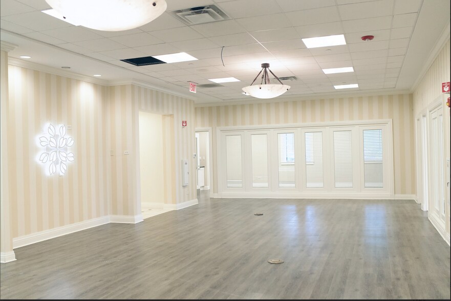 More Photos Of 1350 Lake St, Roselle Office For Lease