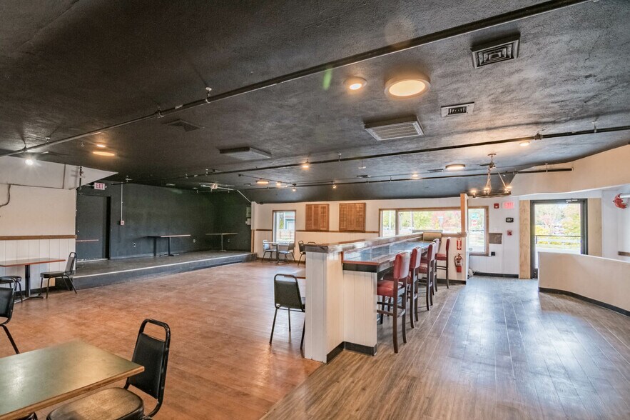 More Photos Of 141 Congamond Rd, Southwick Restaurant For Lease