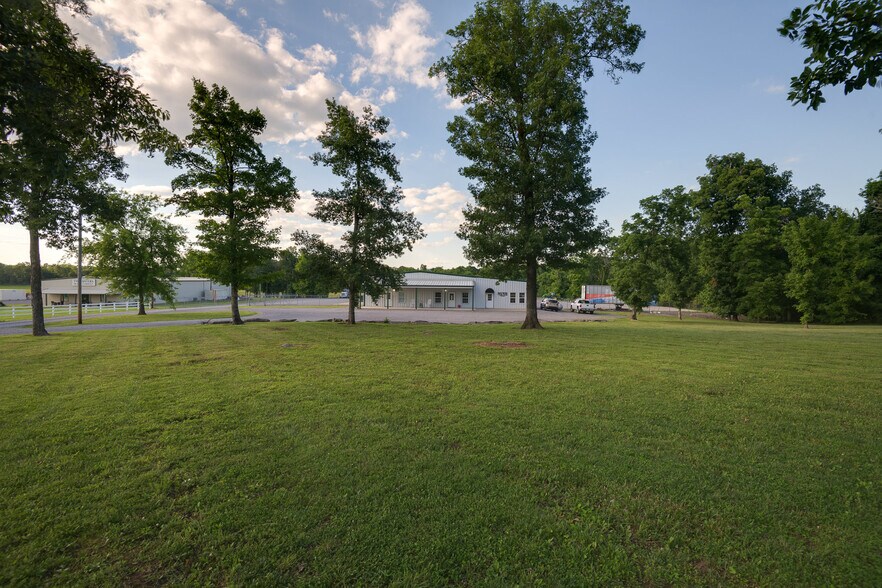 More Photos Of 2533 Highway 41A S, Shelbyville Showroom For Sale