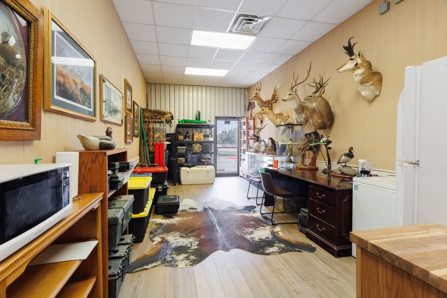 More Photos Of 2255 CR 172, Round Rock Light Manufacturing For Sale