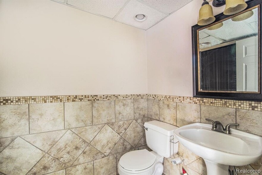 More Photos Of 1323 E Main St, Flushing Light Manufacturing For Sale