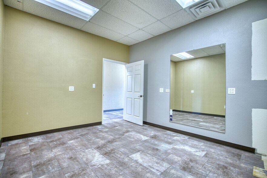 More Photos Of 149 S Briggs St, Erie Storefront Retail Office For Lease