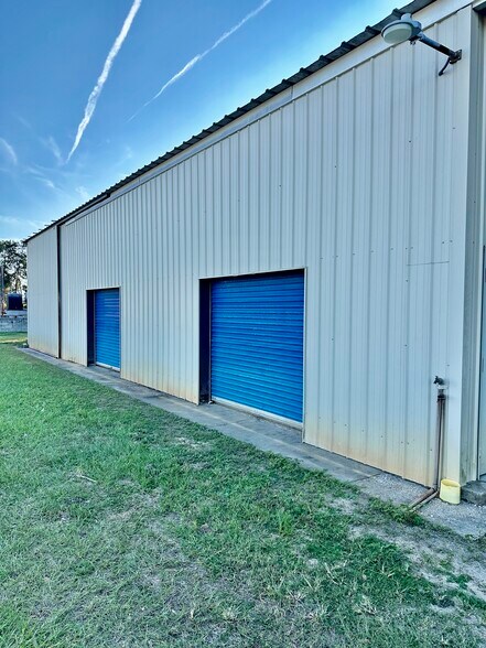 More Photos Of 465 E Collins St, Umatilla Light Manufacturing For Lease