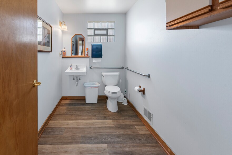 More Photos Of N90W16995 Appleton Ave, Menomonee Falls Office For Sale