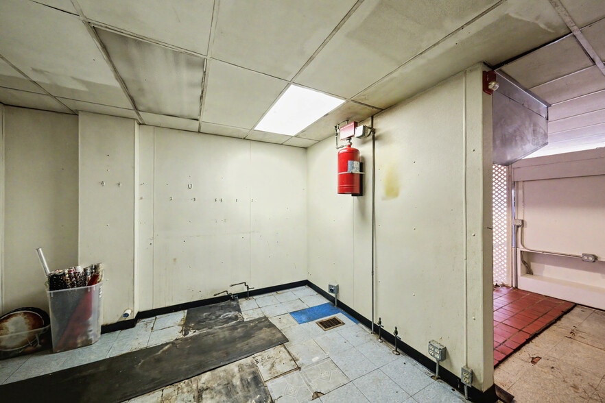 More Photos Of 889 Ashland Rd, Mansfield Freestanding For Sale