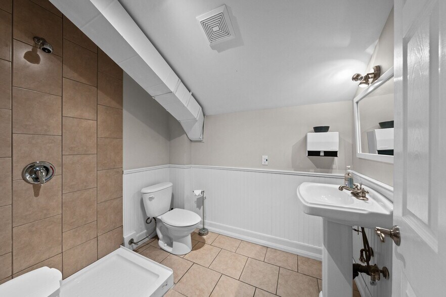 More Photos Of 5550 Manotick Main St, Ottawa Office Residential For Sale