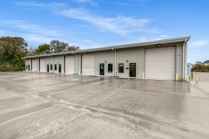 More Photos Of 18920 Freeport Dr, Montgomery Industrial For Sale