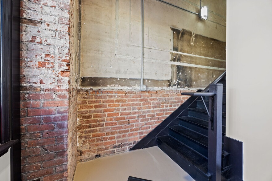 More Photos Of 207 S Garnett St, Henderson Flex For Lease