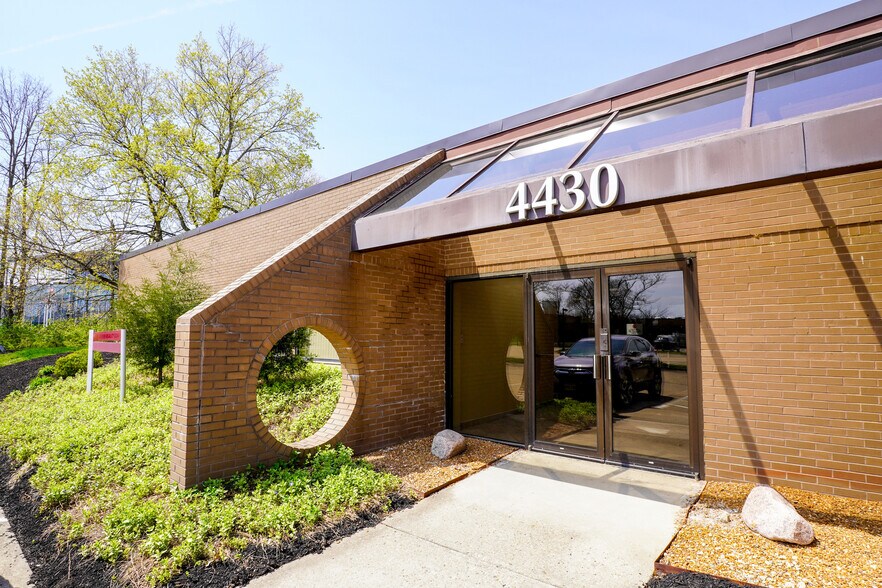 More Photos Of 4430-4438 Carver Woods Dr, Blue Ash Office For Sale