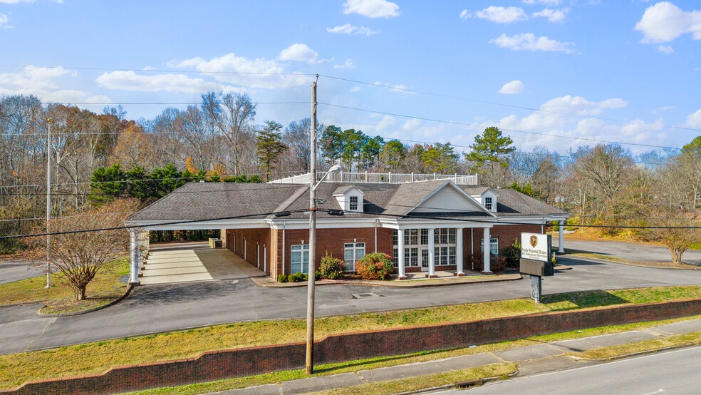 More Photos Of 300 N Tennessee Ave, Etowah Funeral Home For Sale