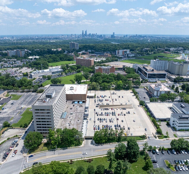 More Photos Of 2 Bala Plz, Bala Cynwyd Department Store For Lease