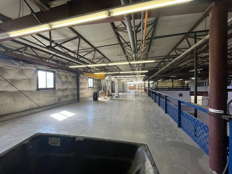 More Photos Of 16 Washington Ave, Scarborough Warehouse For Lease