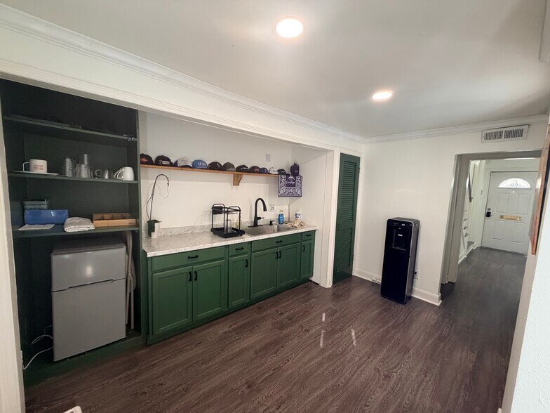 More Photos Of 2010 Commonwealth St, Houston Office For Lease