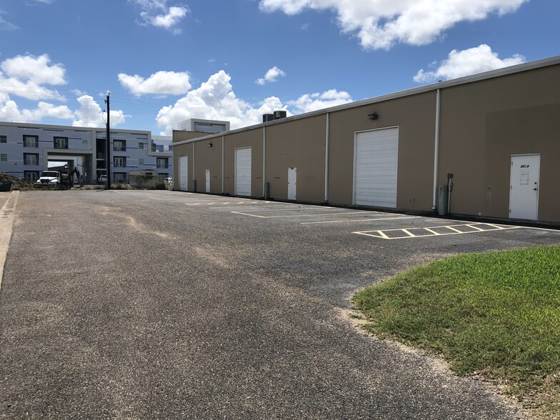 More Photos Of 2624 N McColl Rd, McAllen Showroom For Lease