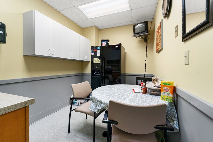 More Photos Of 20 S Main St, Manchester Freestanding For Lease