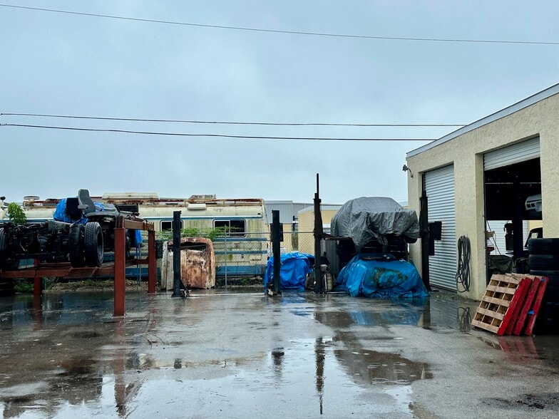 More Photos Of 1002 SE 9th St, Cape Coral Service For Sale