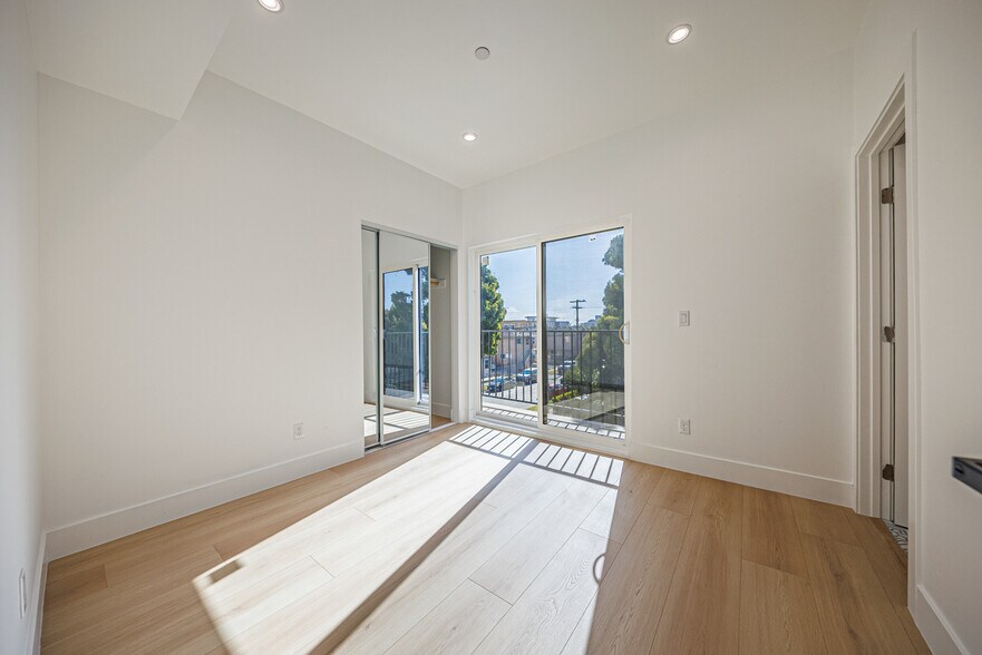 More Photos Of 2938 S Sycamore Ave, Los Angeles Apartments For Sale