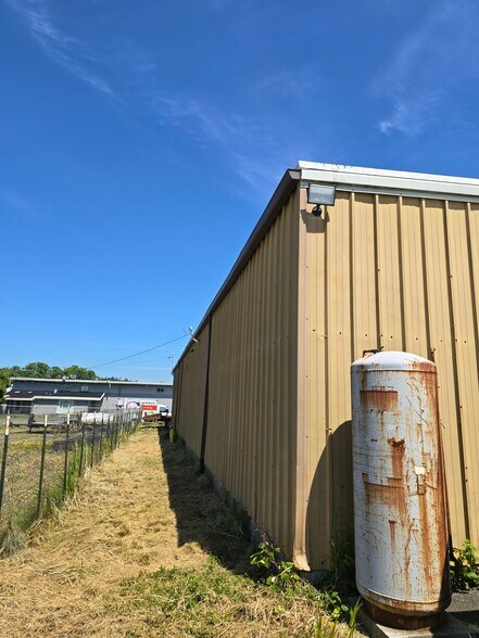 More Photos Of 2121 Commerce St, Aberdeen Industrial For Sale