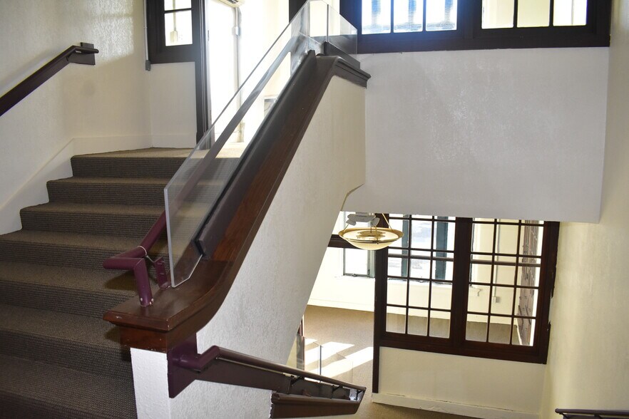 More Photos Of 200 E Arlington St, Waterloo Apartments For Sale