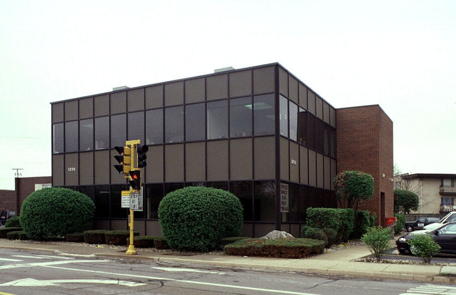 Primary Photo Of 1235 E Davis, Arlington Heights Office For Lease