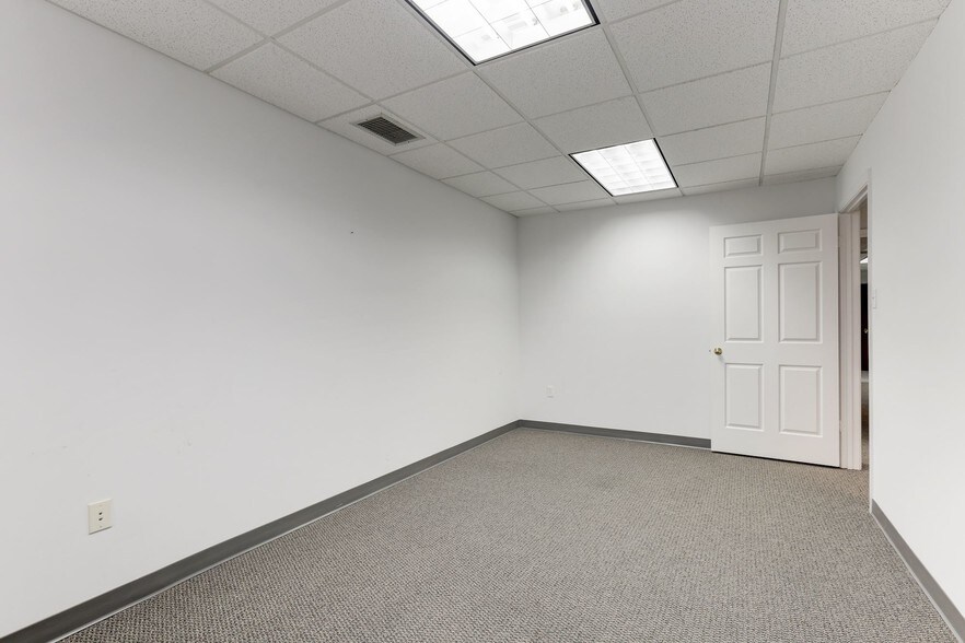 More Photos Of 2915-2917 Hunter Mill Rd, Oakton Medical For Sale