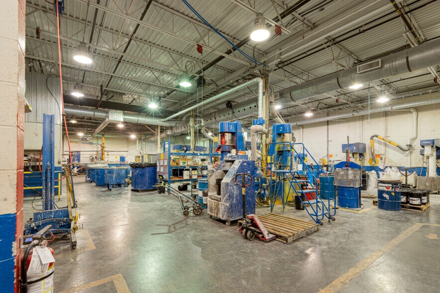 More Photos Of 274 Rue Saint-Louis, Warwick Manufacturing For Sale